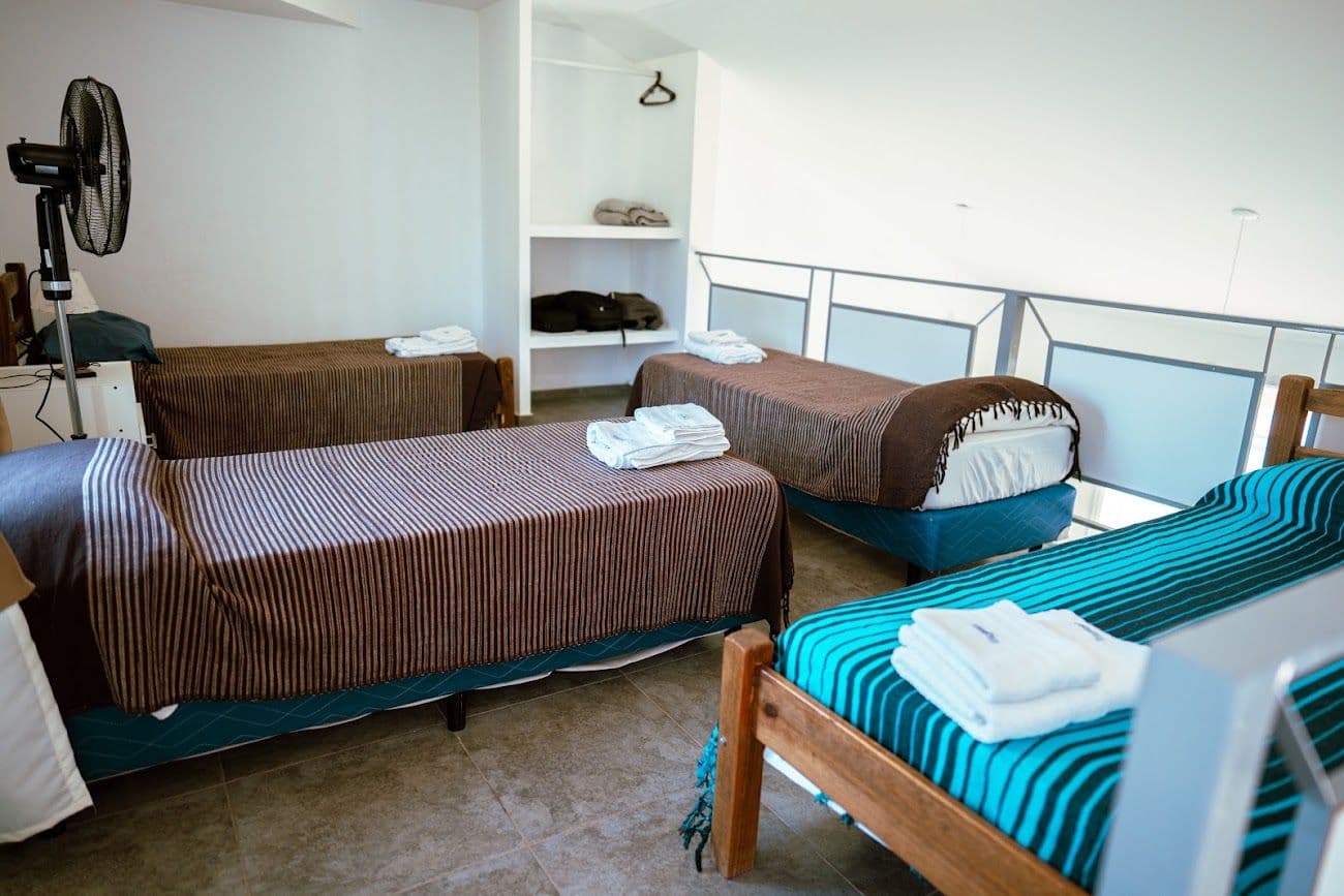 Dormitorio con tres camas