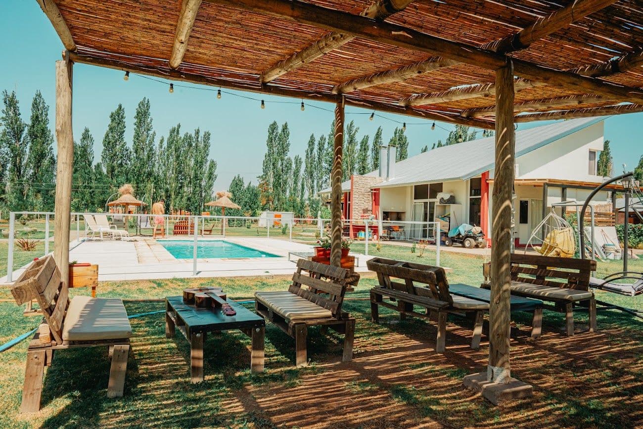 Pérgola con livings al aire libre, junto a la pileta